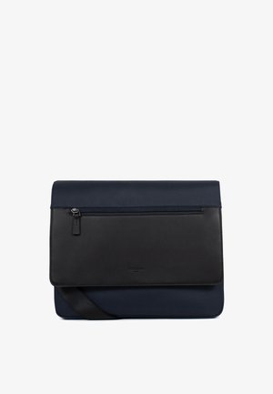 Granatowo-czarna torba na ramię typu messenger z przednią klapką, kieszenią na zamek i regulowanym paskiem na ramię.