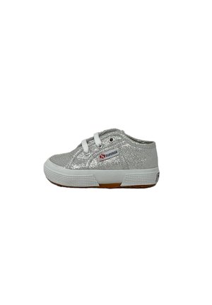 Sneaker bassa argentata scintillante con lacci bianchi, suola in gomma bianca e logo "Superga" sul lato.