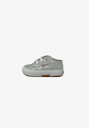Sneaker bassa argentata scintillante con lacci bianchi, suola in gomma bianca e logo "Superga" sul lato.