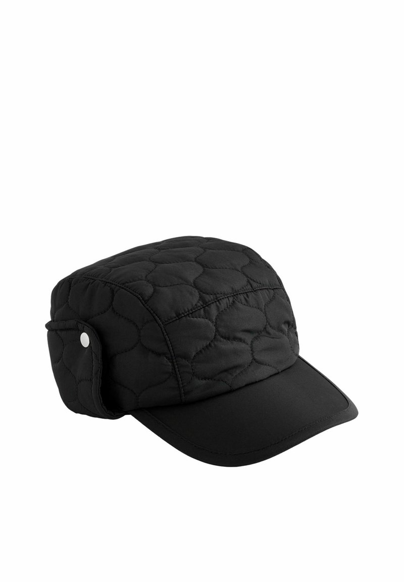 Casquette noire matelassée avec rabats, présentant un design à couronne arrondie et un bord plat. Texture douce avec une finition mate. Agrémentée de boutons-pression argentés.