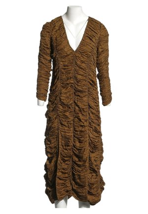 Robe marron à manches longues avec un profond décolleté en V et un détail de tissu froncé, présentée sur un mannequin blanc.
