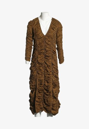 Robe marron à manches longues avec un profond décolleté en V et un détail de tissu froncé, présentée sur un mannequin blanc.