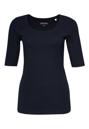 Navyblaue Baumwoll-T-Shirt mit rundem Halsausschnitt und Dreiviertelärmeln, mit figurbetontem Schnitt und minimalen Nähdetails.