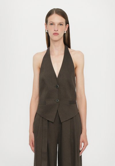 Gilet à halter marron avec un col en V, deux poches avant et deux boutons. Design ajusté avec une texture lisse et une coupe cintrée.