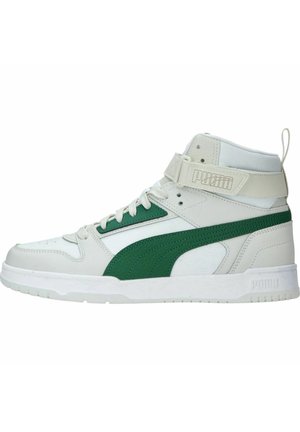 Hochschnittige Sportschuhe mit einem weißen Lederobermaterial, grünen Akzenten, durchbrochenen Details und einem gepolsterten Kragen. Mit einem markierten Schnallenriemen.