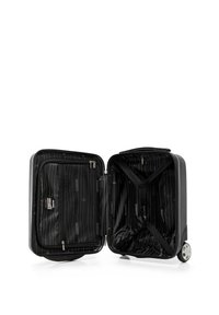 Valise rigide noire avec une fermeture éclair ouverte. L'intérieur comprend des poches en mesh, des sangles croisées et une doublure rayée. Deux roues pour la mobilité.