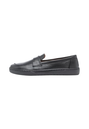 Mocassino slip-on in pelle nera con suola piatta in gomma e ampia fascia sulla parte superiore, mostrato di profilo su sfondo bianco.