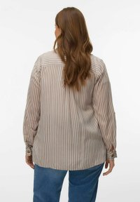 Gestreept hemd in beige en bruin, met lange mouwen, manchetten met knopen en een losse pasvorm. Soepele stof met een lichte textuur.