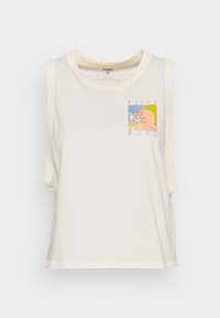 Top corto sin mangas blanco hecho de una tela suave, que presenta un gráfico colorido con palmeras y un atardecer en el lado izquierdo del pecho.
