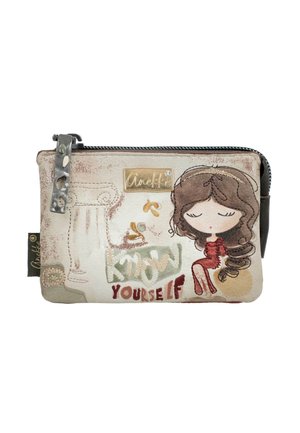 Pequeño bolso con cremallera con ilustración de una niña con vestido rojo, dibujo en columna y texto "Conócete a ti mismo" sobre un fondo beige.