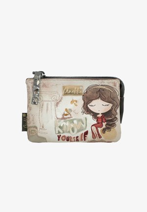 Pequeño bolso con cremallera con ilustración de una niña con vestido rojo, dibujo en columna y texto "Conócete a ti mismo" sobre un fondo beige.