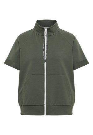 Kortemouwen olijfgroene jas met rits, opstaande kraag, voorzakken en zwarte trekkoorden bedrukt met "SUNKISSED SOUL."