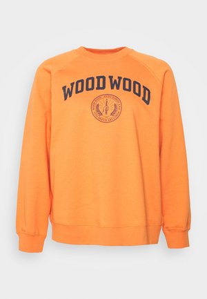 Oranžová mikina s dlouhým rukávem s nápisem „WOODWOOD“ a kruhovou emblémou na hrudi, která zobrazuje ruku držící pochodni.