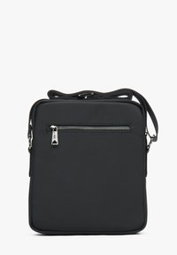 Czarna torba typu crossbody o smukłym, prostokątnym kształcie. Wykonana z teksturowanego nylonu, wyposażona w przednią kieszeń na zamek oraz regulowany pasek na ramię.