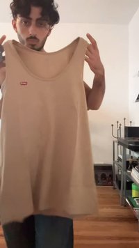 Beige ujjatlan trikó, kerek nyakkivágással, puha anyagból készült, az elején egy kis vörös Levi's logóval hímezve.