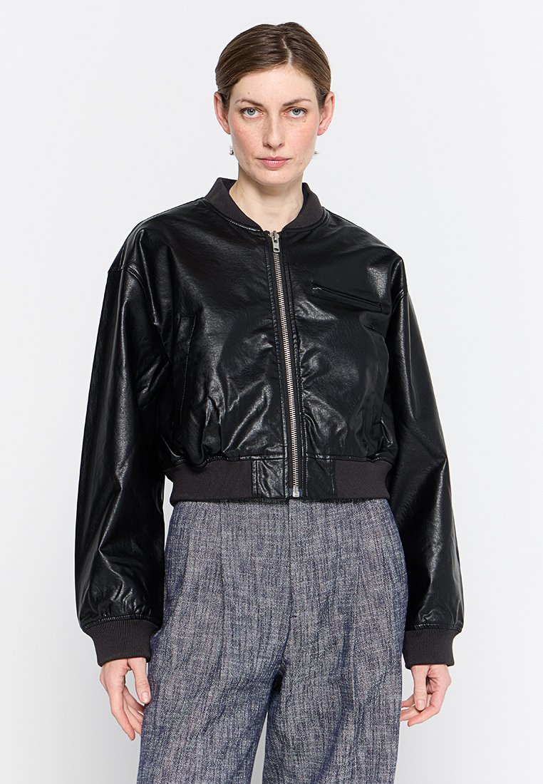 Modström Imitatieleren jas zwart Modström Imitatieleren jas zwart