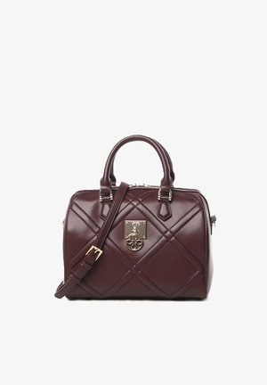 Borsa in pelle bordeaux con motivo trapuntato a diamante, ferrature dorate, doppi manici e tracolla staccabile. Accessorio quadrato sul davanti.
