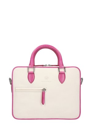 Sac à main rectangulaire crème avec des poignées roses, des finitions roses et une poche zippée à l'avant avec une tirette rose.