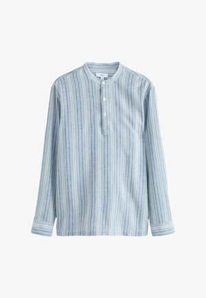 Cămașă cu mâneci lungi în bleu deschis, cu dungi verticale în nuanțe variate. Are un guler tip henley cu trei nasturi și o textură moale.