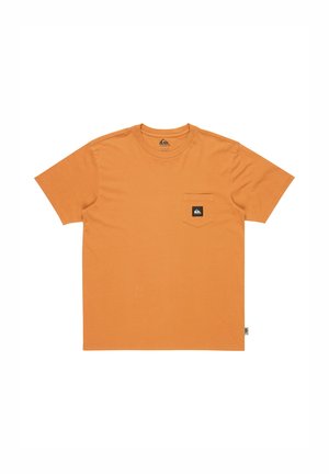Oranje crew-neck t-shirt van zacht katoen, met een linker borstzak met een zwart label en een relaxed fit. Gladde textuur, korte mouwen.