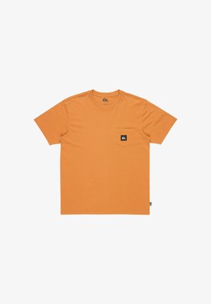 Camiseta de cuello redondo naranja hecha de algodón suave, con un bolsillo en el pecho izquierdo que presenta una etiqueta negra y un ajuste relajado. Textura suave, mangas cortas.
