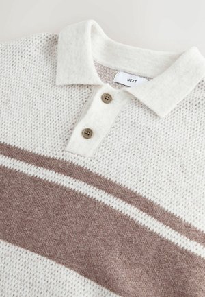 Pulover texturat alb cu o dungă orizontală de un maro deschis și un guler cu două butoane. Fabricat din material tricotat, are o croială lejeră.