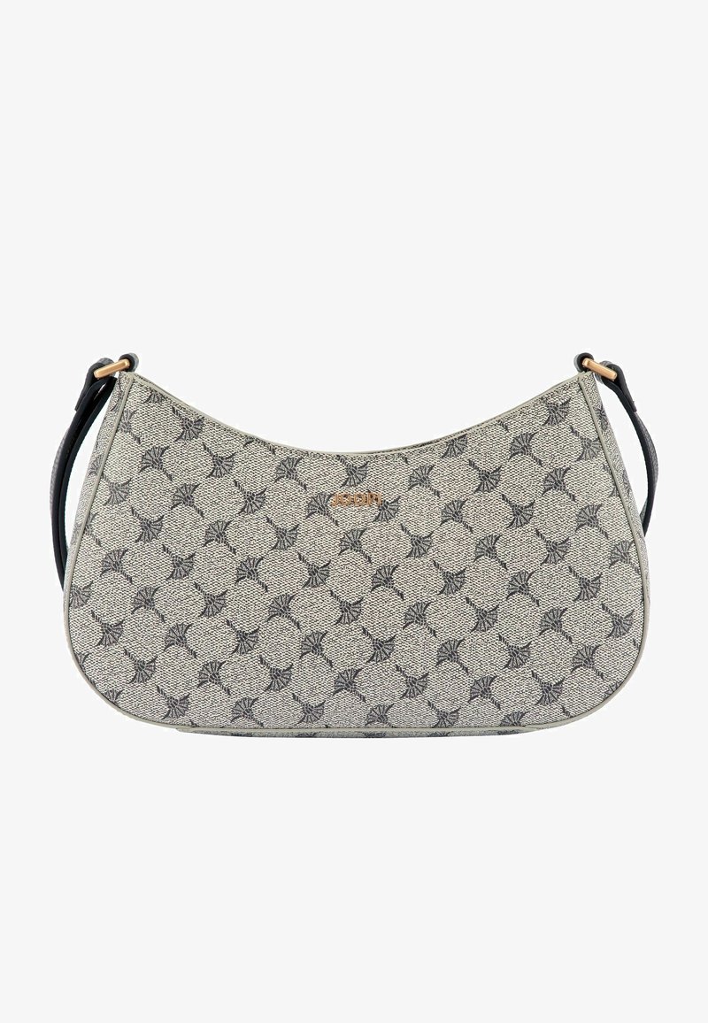 Beżowa i czarna torebka na ramię w wzory, o kształcie półksiężyca, z małym logo w kolorze złotym oraz regulowanym czarnym paskiem z złotymi elementami metalowymi.