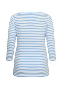 Bela majica z dolgimi rokavi z nežno modrimi horizontalnimi črtami, prikazana od zadaj na enobarvnem belem ozadju.