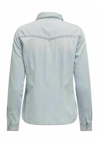 Camicia in denim azzurro chiaro con maniche lunghe, colletto a punta e polsini con bottoni. Presenta orlo curvo e dettagli sulla spalla posteriore.