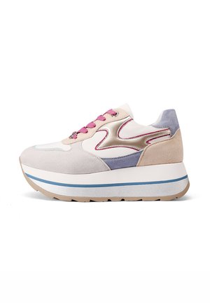 Sneaker piattaforma con una combinazione di suede beige, rosa pallido e blu con accenti metallici, lacci rotondi e una robusta suola bianca.