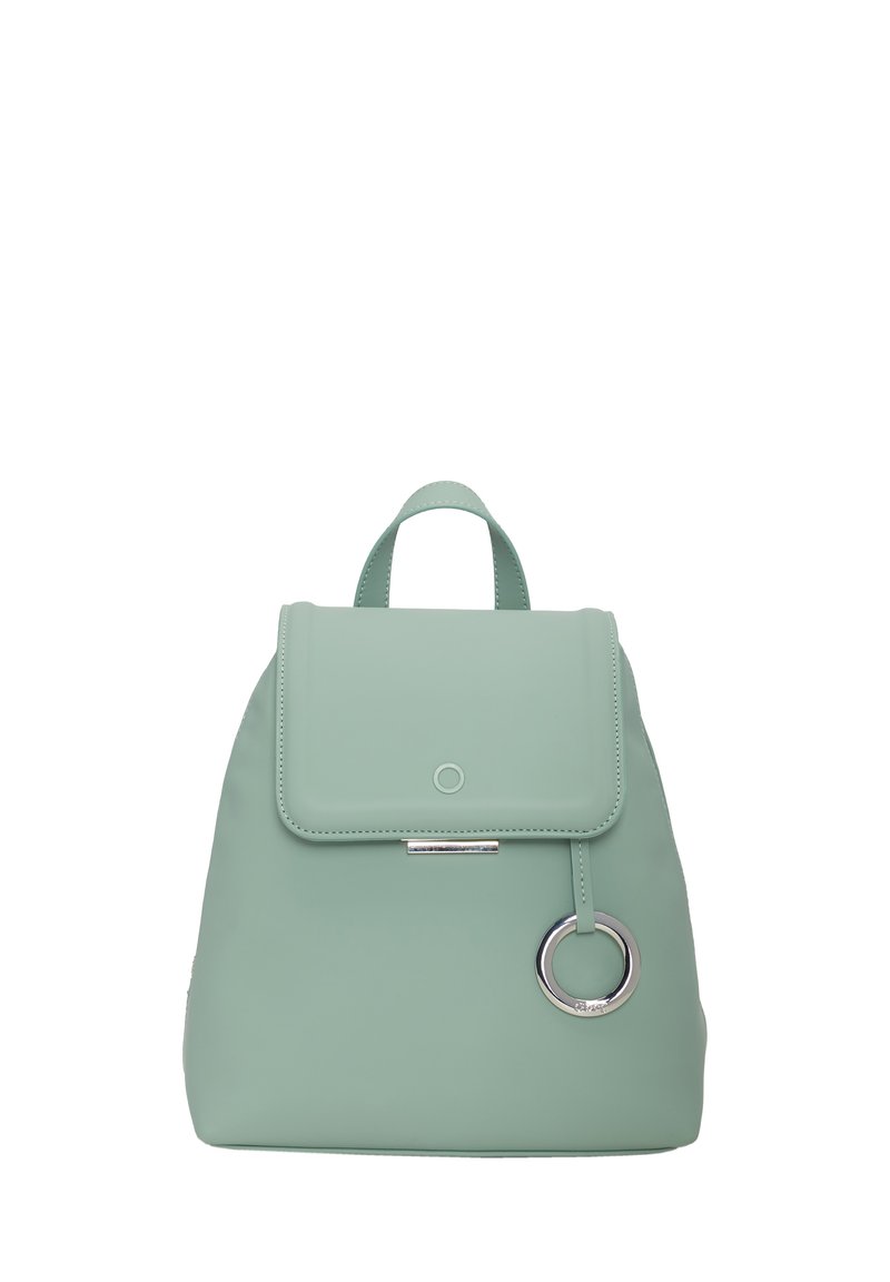 Mochila verde menta hecha de un material suave y texturizado. Presenta un cierre con solapa, un adorno de anillo de hardware plateado y un asa en la parte superior.