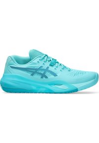 Scarpa sportiva azzurro chiaro con tomaia in rete, dettagli rinforzati e suola ammortizzata con battistrada testurizzato per una migliore trazione.