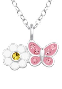 Collana d'argento con una farfalla rosa con pietre preziose rosa e un fiore bianco con centro giallo, caratterizzata da un design liscio e lucido.