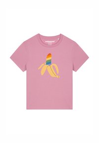 Roze katoenen T-shirt met een gele bananagrafiek met een regenbooggekleurde punt in het midden. Ronde halslijn en korte mouwen.