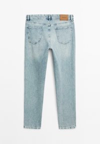 Ljusblå denimjeans med rak bendesign, utrustade med varumärkesetikett på midjebandet och två bakfickor med sömnadsdetaljer.