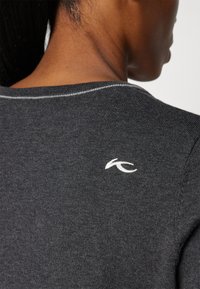Kjus WOMEN KICKI V NECK  - Svetrík - black