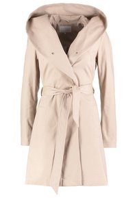 Beige trench coat tunnetaan kevyestä kankaastaan, ja siinä on suuri huppu, kaksirivinen etuosa, vyötäröllä vyö sekä kaksi sivutaskua.
