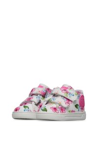 Chaussures pour enfants blanches avec un motif floral en rose et bleu, dotées de doubles bandes Velcro et d'une semelle en caoutchouc texturée.