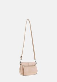 Borsa a tracolla in pelle rosa chiaro con tasca anteriore con zip, design piatto, tracolla regolabile e dettagli in metallo argentato.