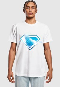 Hvid bomulds t-shirt med et blåt diamantgrafik og teksten "TAG MIG HJEM." Designet inkluderer et lysglimt, der ligner is eller vand.