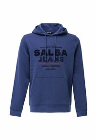 Sudadera azul marino con un bolsillo tipo canguro en el frente, cordones y el logo bordado de "Salsa Jeans" en tonos oscuros y rojos. Textura de tela suave.