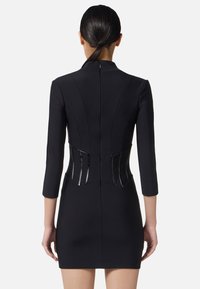 Schwarzes, tailliertes Kleid mit drei Viertelärmeln, einem hohen Ausschnitt und glänzenden schwarzen Akzenten an der Taille, aus glattem Stoff gefertigt.