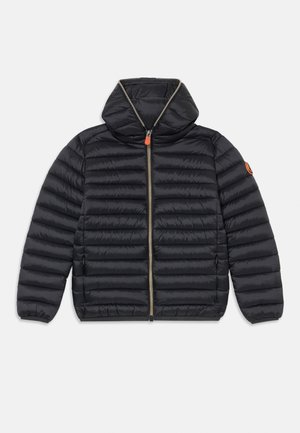 Zwarte pufferjack met capuchon, horizontale stiksel, een rits over de volle lengte met een contrasterende oranje trekker en een accentlogo-opdruk.