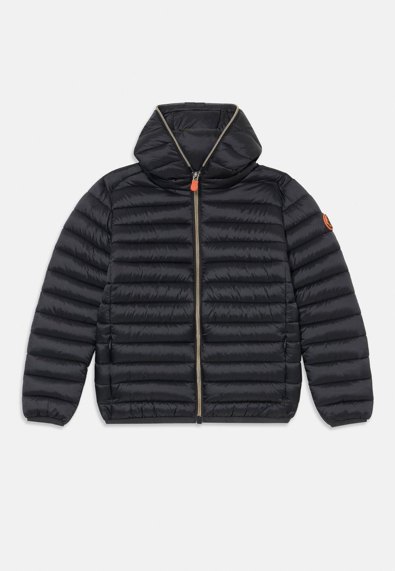 Zwarte pufferjack met capuchon, horizontale stiksel, een rits over de volle lengte met een contrasterende oranje trekker en een accentlogo-opdruk.