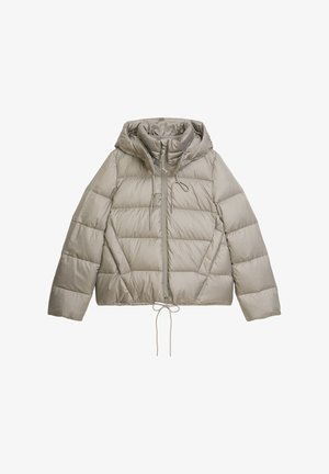 Herren kurze Pufferjacke in hellgrau. Verfügt über eine Kapuze, einen Reißverschluss vorne, einen Kordelzugsaum und ein gestepptes Design mit genähten Abschnitten.