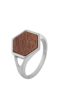Hexagonale ring met een houten inleg, zilveren metalen band, gladde textuur en een open ontwerp aan één kant. Gedetailleerde houtnerf zichtbaar.