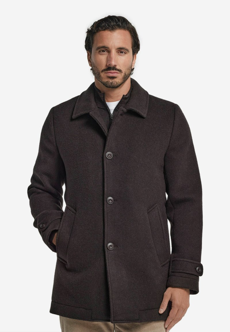 Brun yllekappa med krage, fyra knappar och två framfickor. har en klassisk design och en texturerad yta.