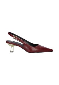 Zapato de piel burdeos con talón abierto y punta afilada, y un acento metálico en el bajo tacón cuadrado. Textura suave y mínimas piezas de hardware.