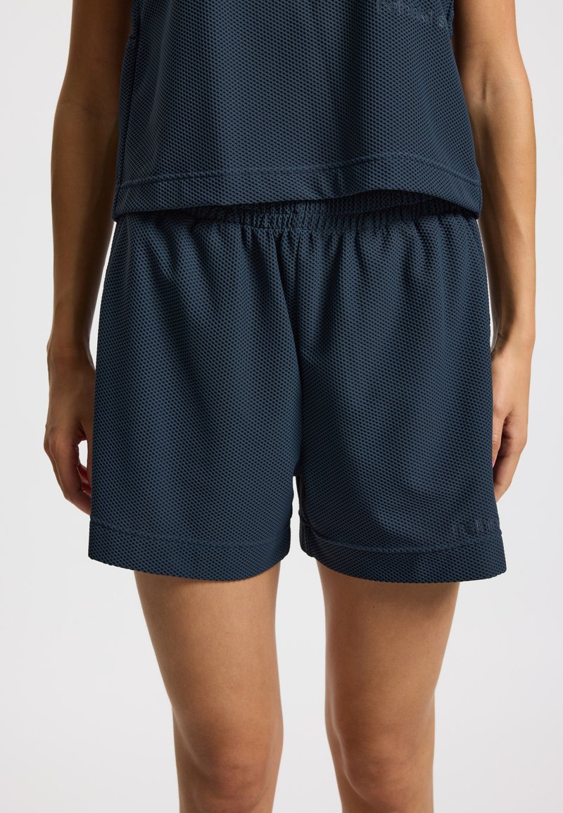 Granatowe sportowe szorty z siateczki z elastycznym pasem, o luźnym kroju i podwójnym przeszyciem na krawędziach dla trwałości.