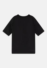 Černé tričko s krátkým rukávem a kulatým výstřihem, vyrobené z hladké látky, s jednoduchým designem a bez viditelných log nebo vzorů.